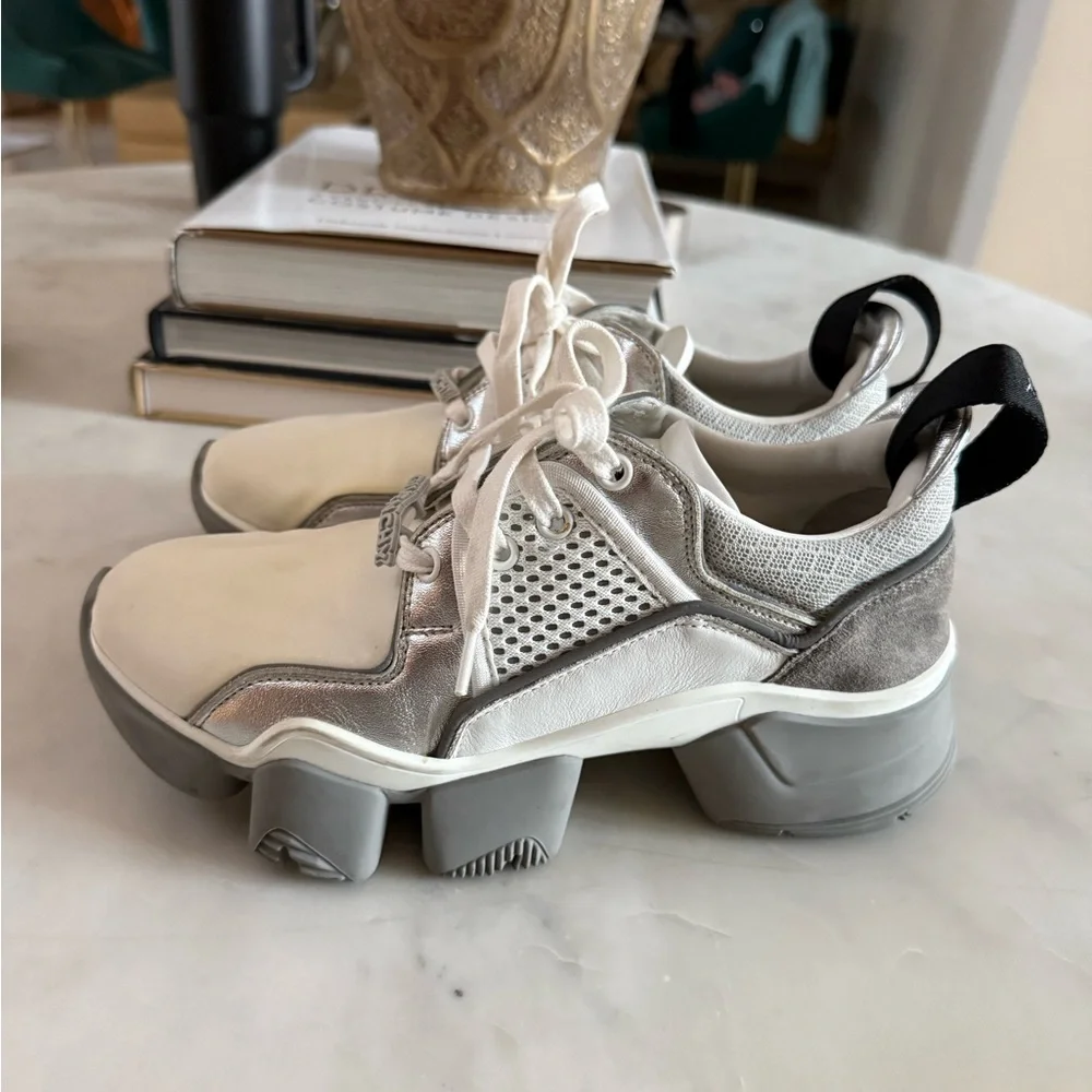GIVENCHY Jaw Low-Top Sneakers - Picture 9 of 16